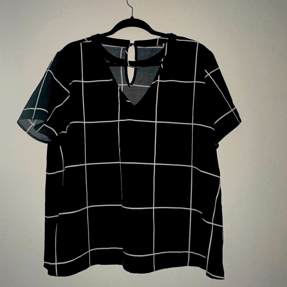 B&W v-neck with button collar shirt sleeved blouse